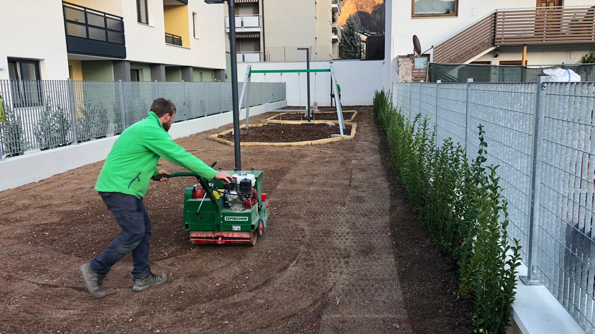 Dach begrünen. Natur lieben. Dich glücklich sehen. Das Team. Dach begrünen. Natur lieben. Dich glücklich sehen. Das Team.