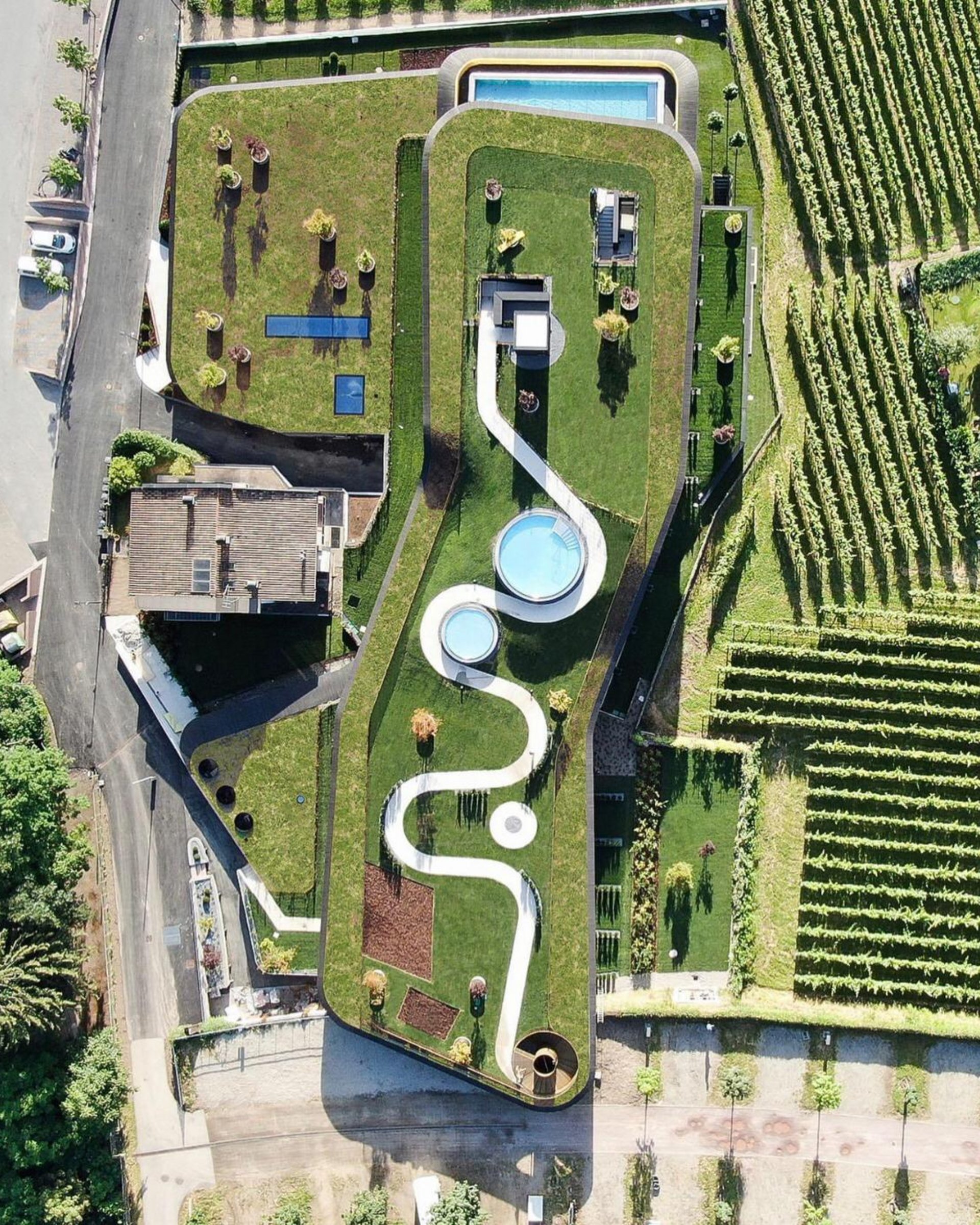 Dach begrünen. Natur lieben. Dich glücklich sehen. Das Team. Dach begrünen. Natur lieben. Dich glücklich sehen. Das Team.