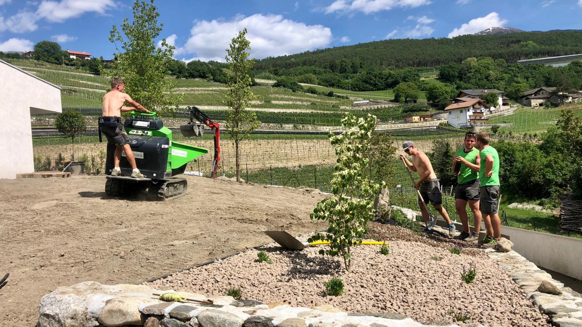 Dach begrünen. Natur lieben. Dich glücklich sehen. Das Team. Dach begrünen. Natur lieben. Dich glücklich sehen. Das Team.