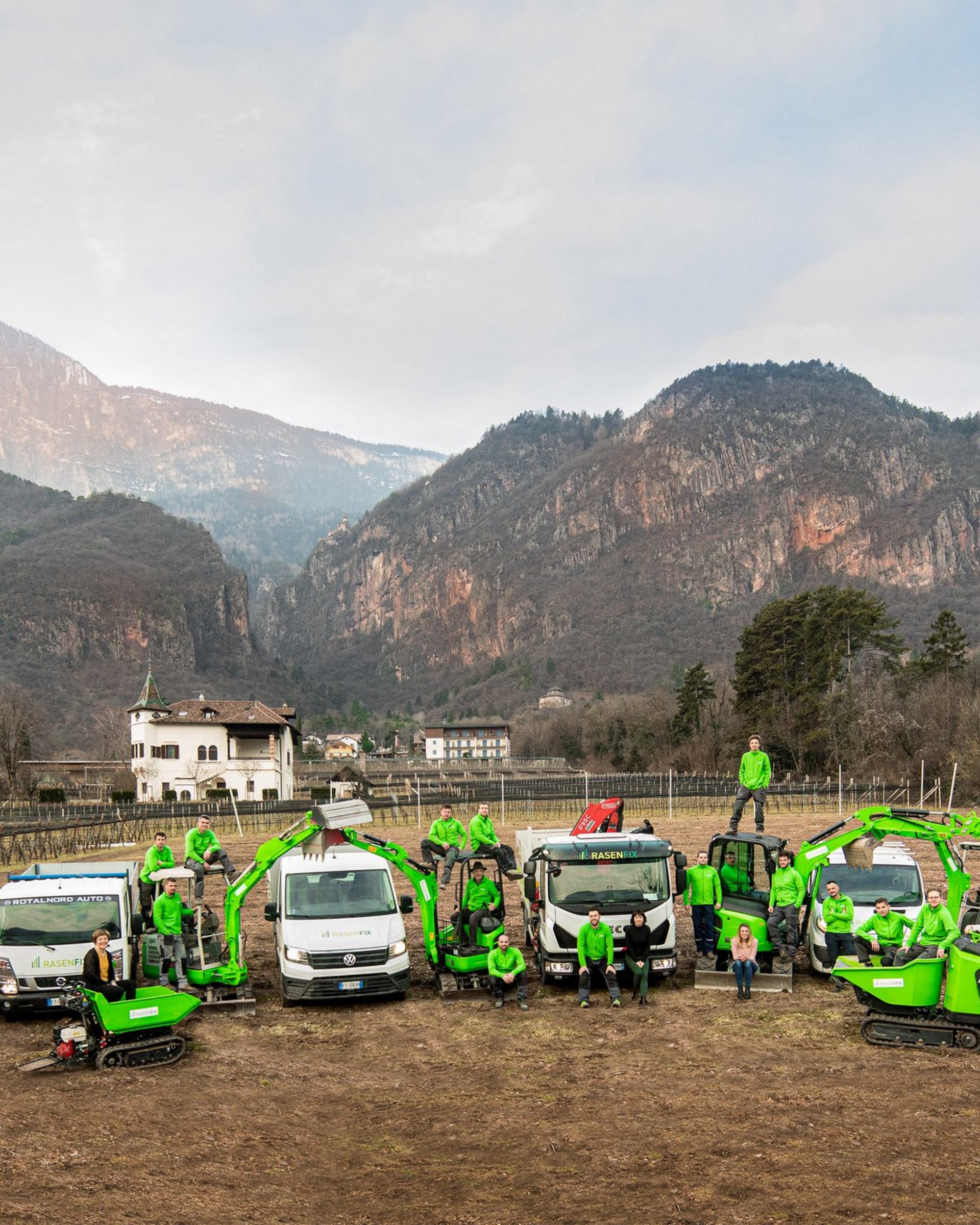 Dach begrünen. Natur lieben. Dich glücklich sehen. Das Team. Dach begrünen. Natur lieben. Dich glücklich sehen. Das Team.